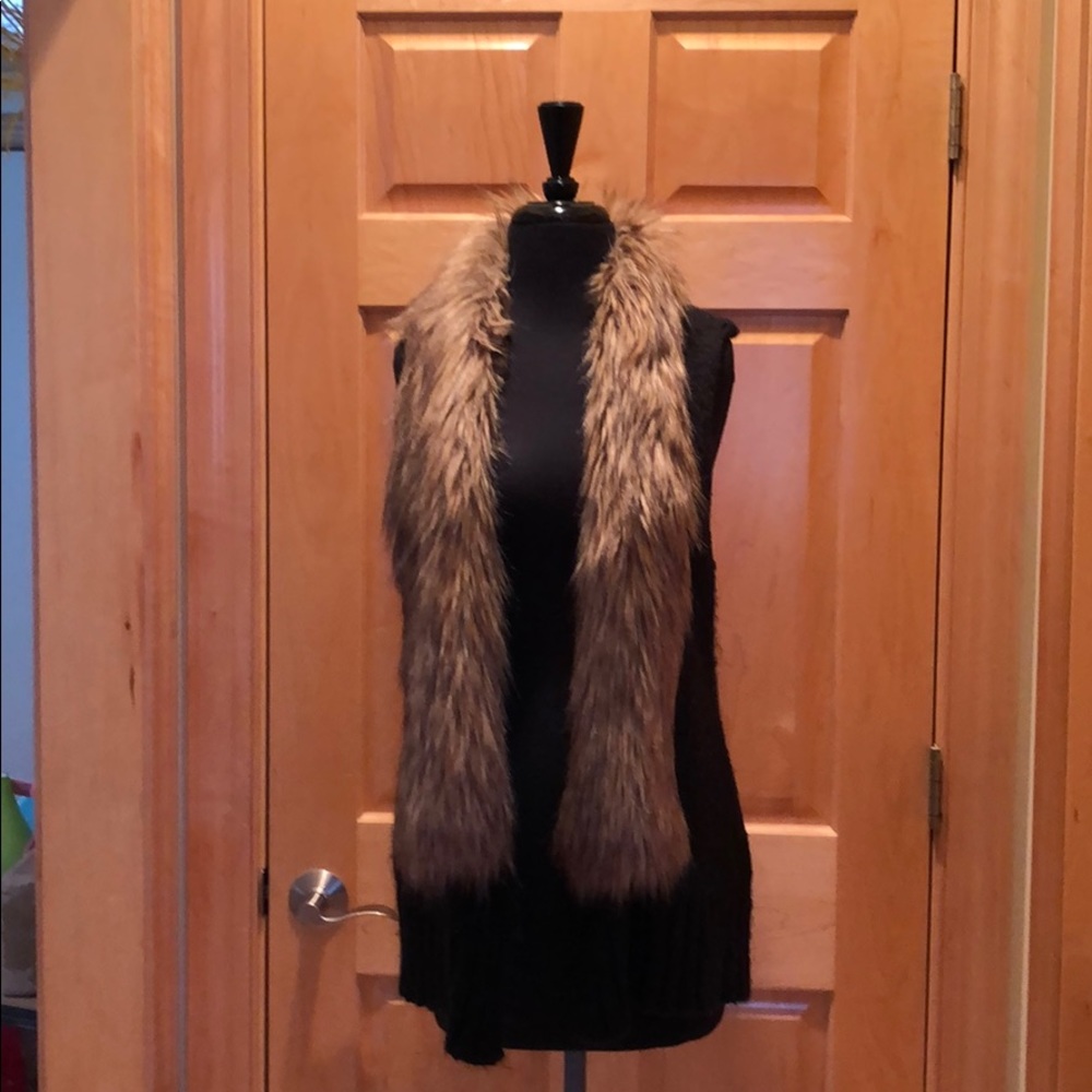 Black knit vest with fur collar